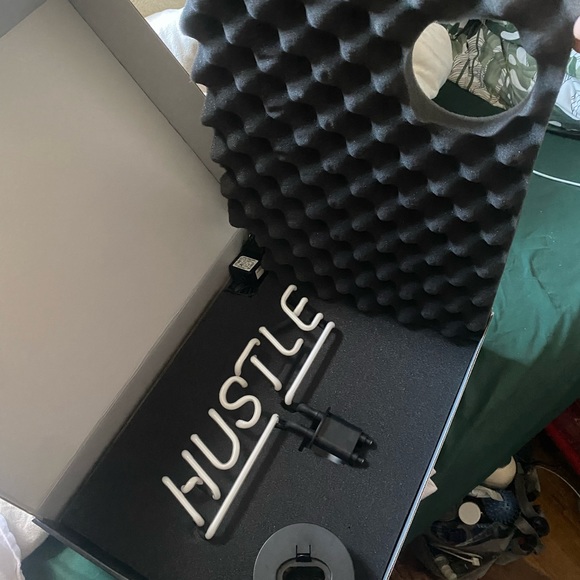 HUSTLE neon sign - Picture 5 of 8